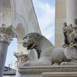 Piazza Square Centre *