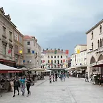 Piazza Square Centre * Σπλιτ