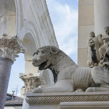 Piazza Square Centre *