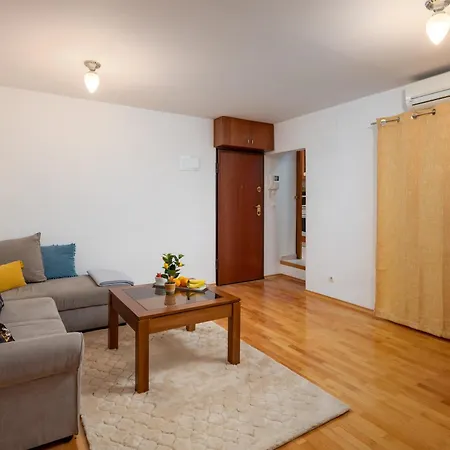 Piazza Square Centre *