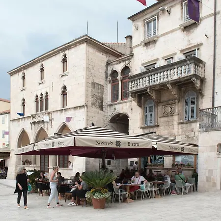 Piazza Square Centre *