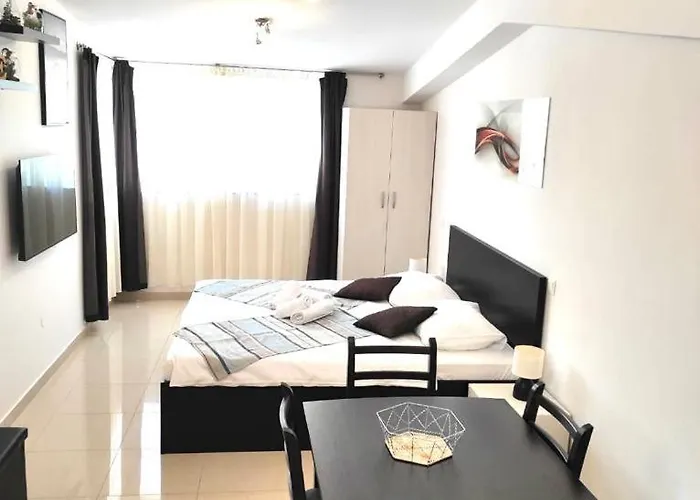 Piazza Square Centre *